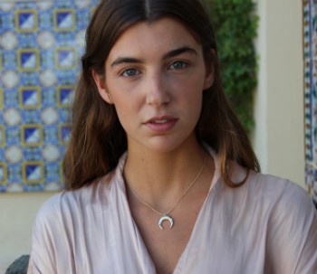 Gargantilla de plata con baño de oro o rodio con media luna - Roman Joyero