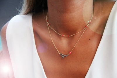 Gargantilla de plata con baño de oro amarillo y dijes de coral - Roman Joyero