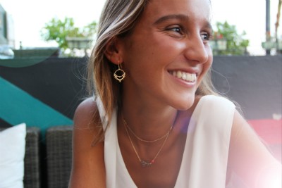 Gargantilla de plata con baño de oro amarillo y dijes de coral - Roman Joyero