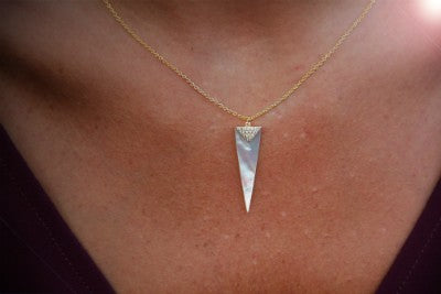 Cadena de plata con baño de oro y punta de flecha de nácar - Roman Joyero