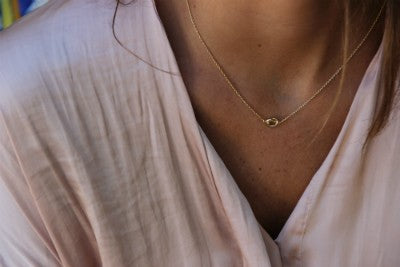 Gargantilla fina de plata con baño de oro y lazada central - Roman Joyero