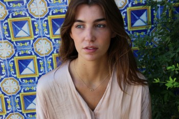 Gargantilla fina de plata con baño de oro y lazada central - Roman Joyero