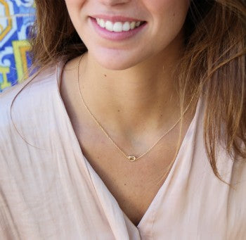 Gargantilla fina de plata con baño de oro y lazada central - Roman Joyero