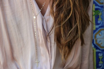 Gargantilla larga de plata con baño de oro y cruz latina - Roman Joyero