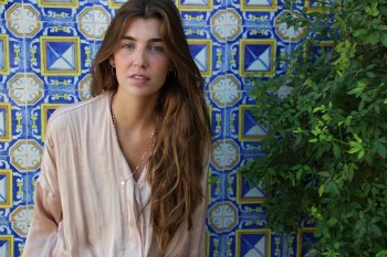 Gargantilla larga de plata con baño de oro y cruz latina - Roman Joyero