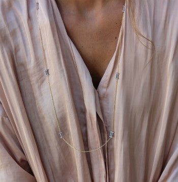 Cadena larga de plata con baño de oro y el número romano II - Roman Joyero