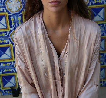 Cadena larga de plata con baño de oro y el número romano II - Roman Joyero