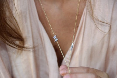 Cadena larga de plata con baño de oro y el número romano II - Roman Joyero