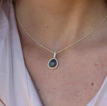 Colgante con piedra labradorite en plata chapada y circonitas - Roman Joyero