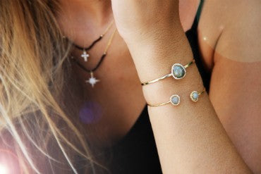 Pulsera rígida de plata con baño de oro y piedra labradorite - Roman Joyero