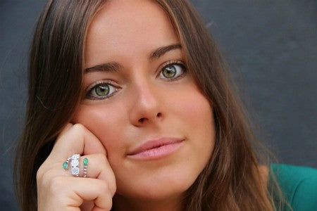 Anillo ancho de bolas en oro blanco con diamante y esmeralda - Roman Joyero