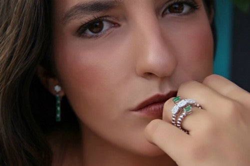 Anillo ancho de bolas en oro blanco con diamante y esmeralda - Roman Joyero