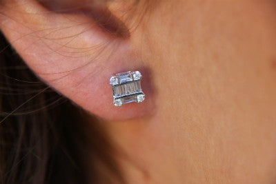 Pendiente corto de oro blanco con diamantes y forma cuadrada - Roman Joyero