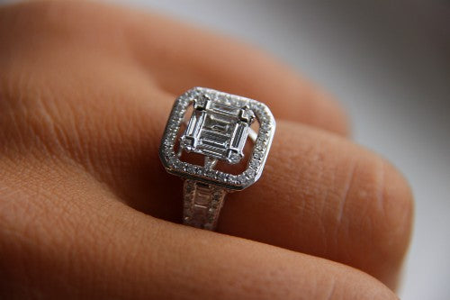Anillo de compromiso en oro blanco y roseta de diamantes - Roman Joyero