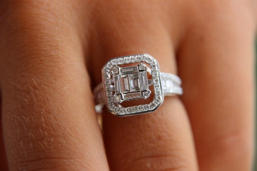 Anillo de compromiso en oro blanco y roseta de diamantes - Roman Joyero