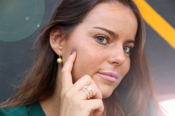 Anillo ancho de oro amarillo 18 kts. con diamantes