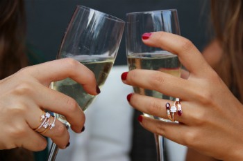 Anillo ancho de oro amarillo 18 kts. con diamantes