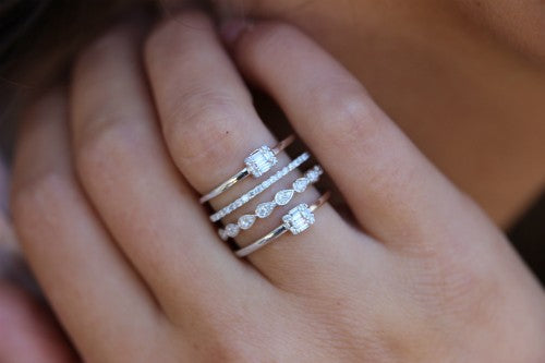 Anillo ancho de oro blanco 18 kts con diamantes - Roman Joyero