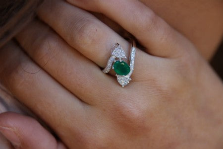 Anillo Tú y Yo de oro blanco 18 kts, onyx verde y diamante - Roman Joyero