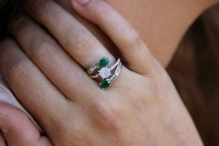 CALDA anillo Tú y Yo en oro blanco esmeraldas y diamantes - Roman Joyero