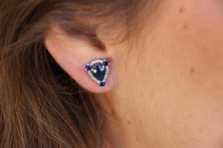 Pendientes cortos de oro blanco con diamantes y zafiros - Roman Joyero