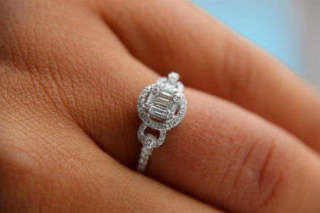 LARES anillo de compromiso en oro blanco y diamantes - Roman Joyero