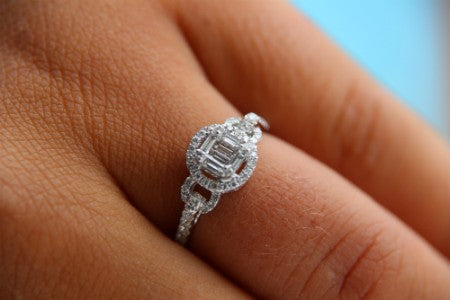 LARES anillo de compromiso en oro blanco y diamantes - Roman Joyero