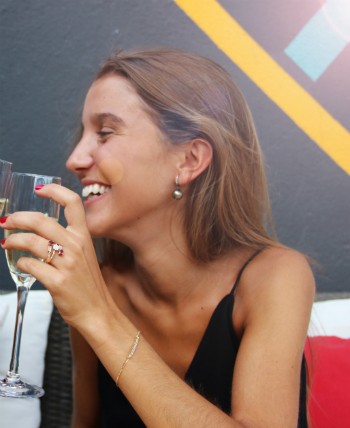 Argolla en oro de 18 kts, diamante y perla australiana negra