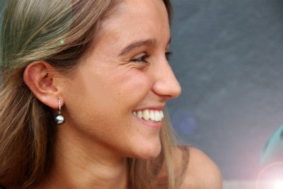 Argolla en oro de 18 kts, diamante y perla australiana negra