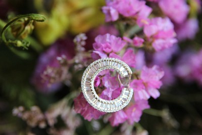 Argollas de oro blanco con diamantes en varias tallas.