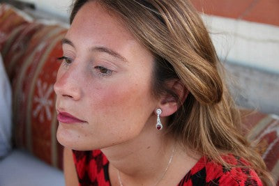 Pendientes de oro TÉBESSA con brillantes y rubí - Roman Joyero