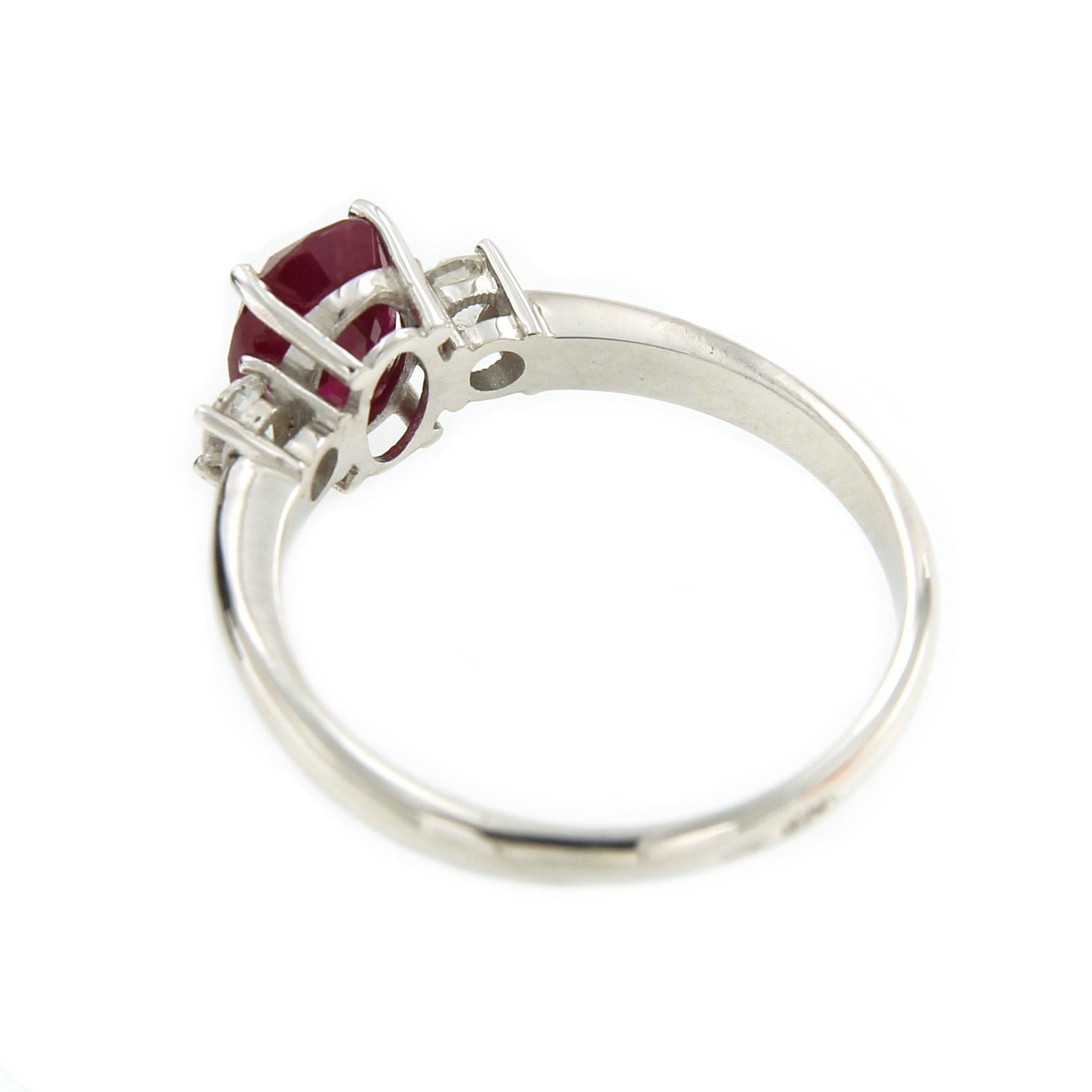 Alianza de oro blanco ASLI con rubí y diamantes - Roman Joyero