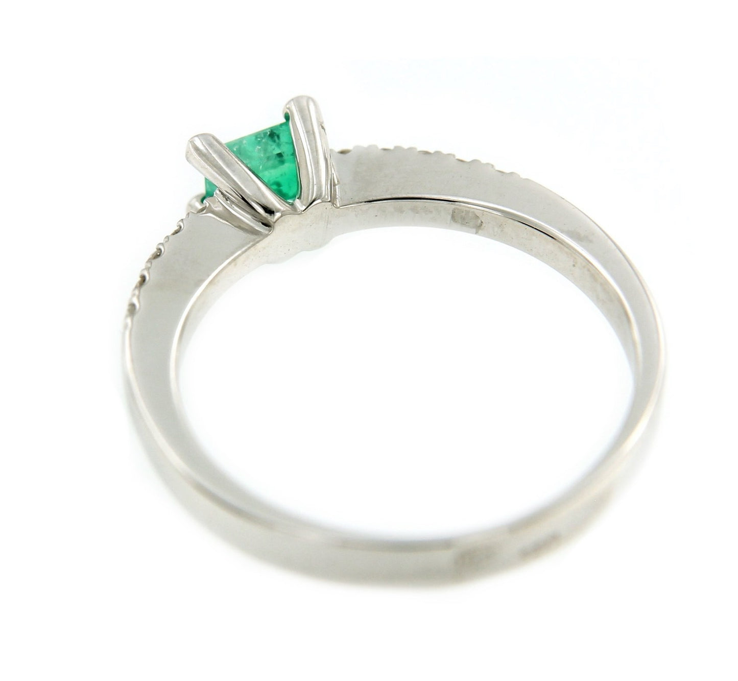 Alianza de oro blanco ASUMAN con esmeralda y diamantes - Roman Joyero