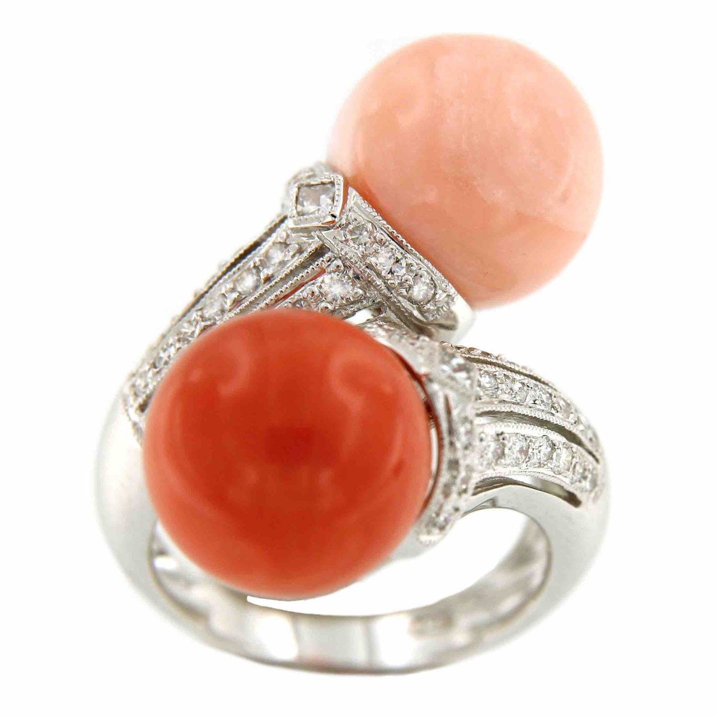 Anillo Art Decó en oro blanco BESTE con coral, brillantes y piel de ángel - Roman Joyero