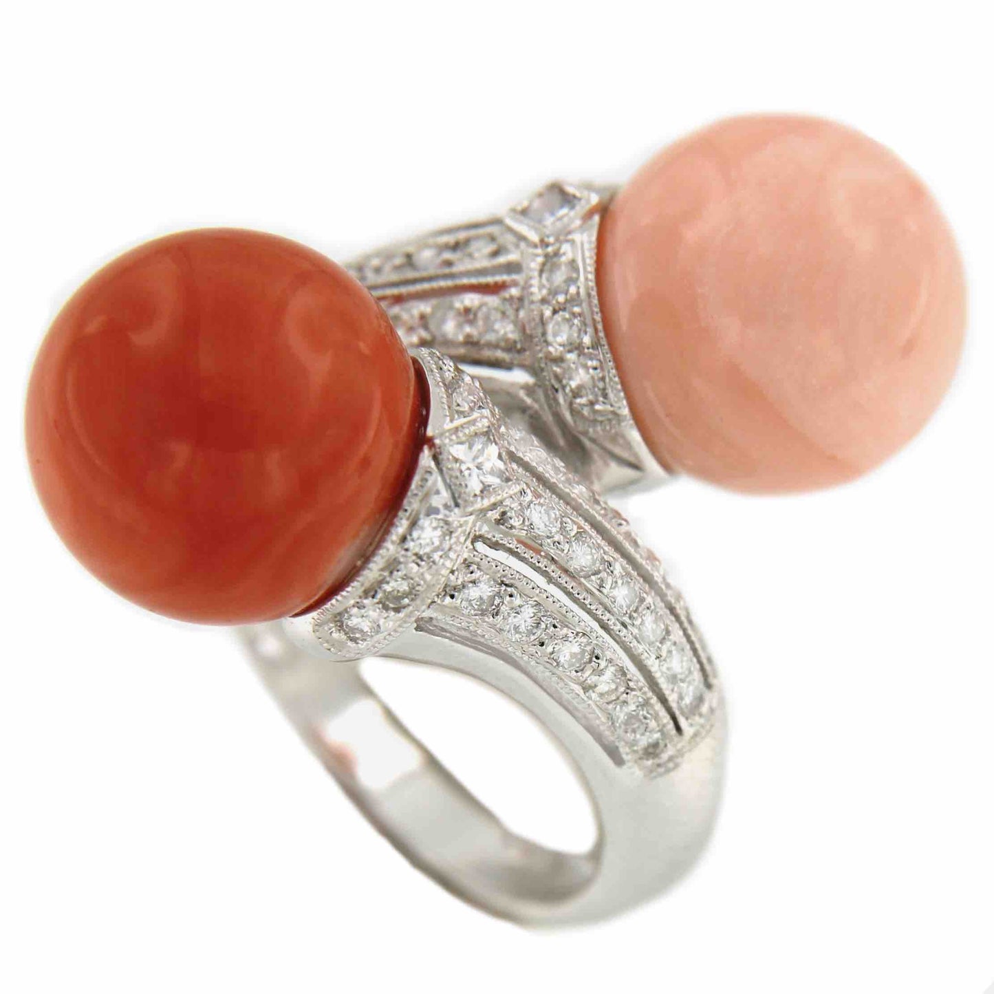 Anillo Art Decó en oro blanco BESTE con coral, brillantes y piel de ángel - Roman Joyero