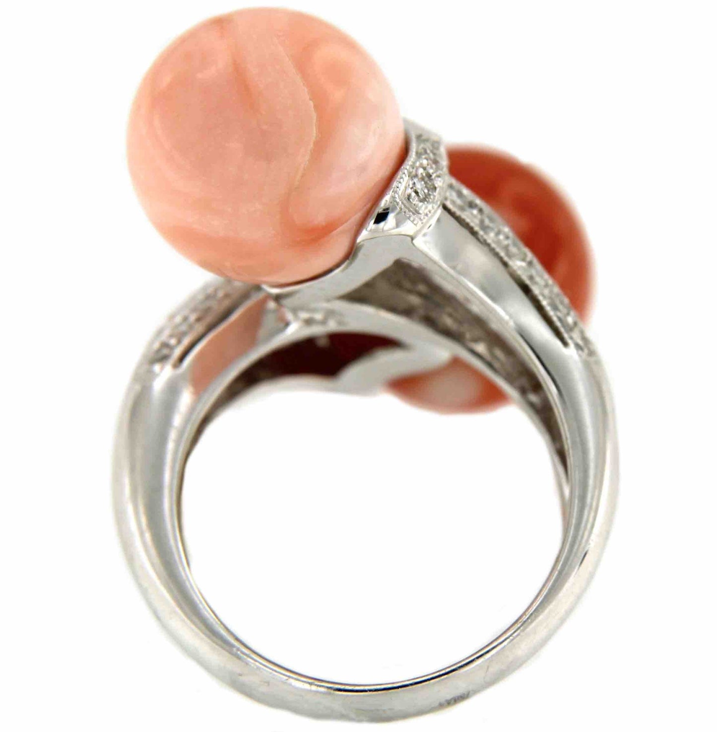 Anillo Art Decó en oro blanco BESTE con coral, brillantes y piel de ángel - Roman Joyero