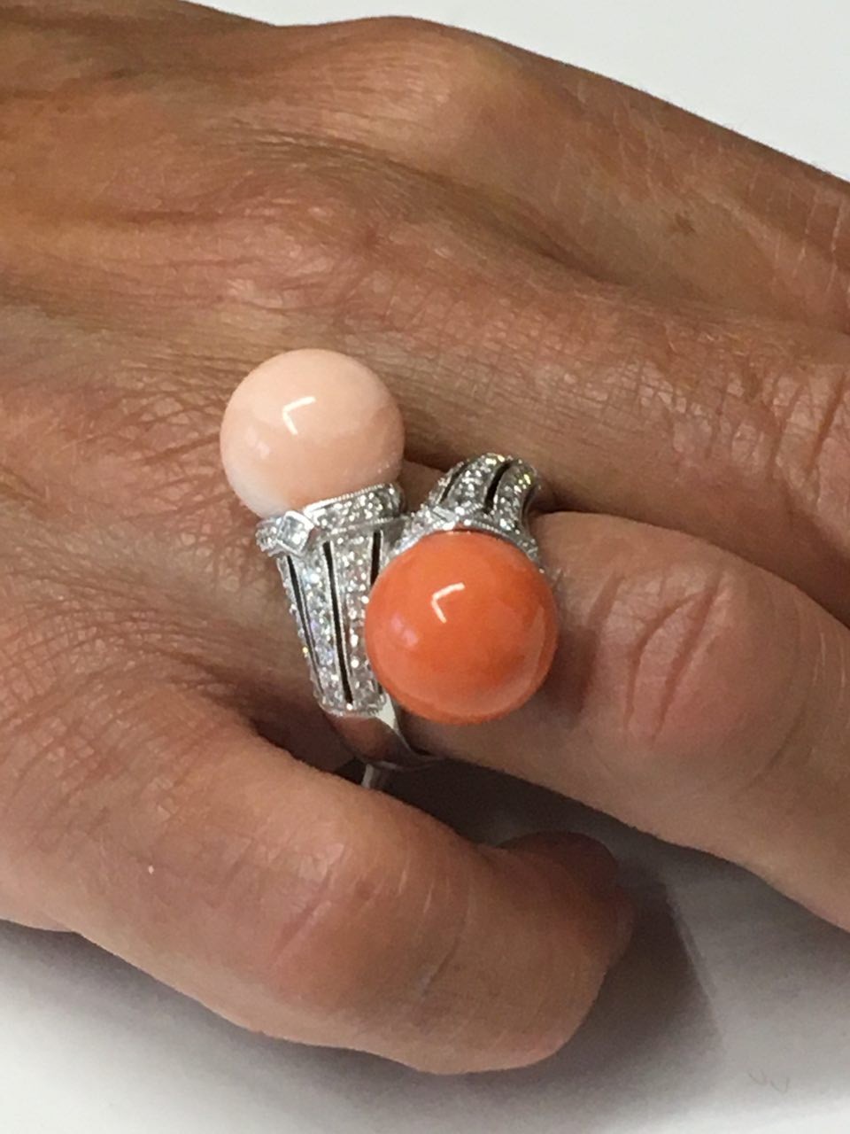 Anillo Art Decó en oro blanco BESTE con coral, brillantes y piel de ángel - Roman Joyero