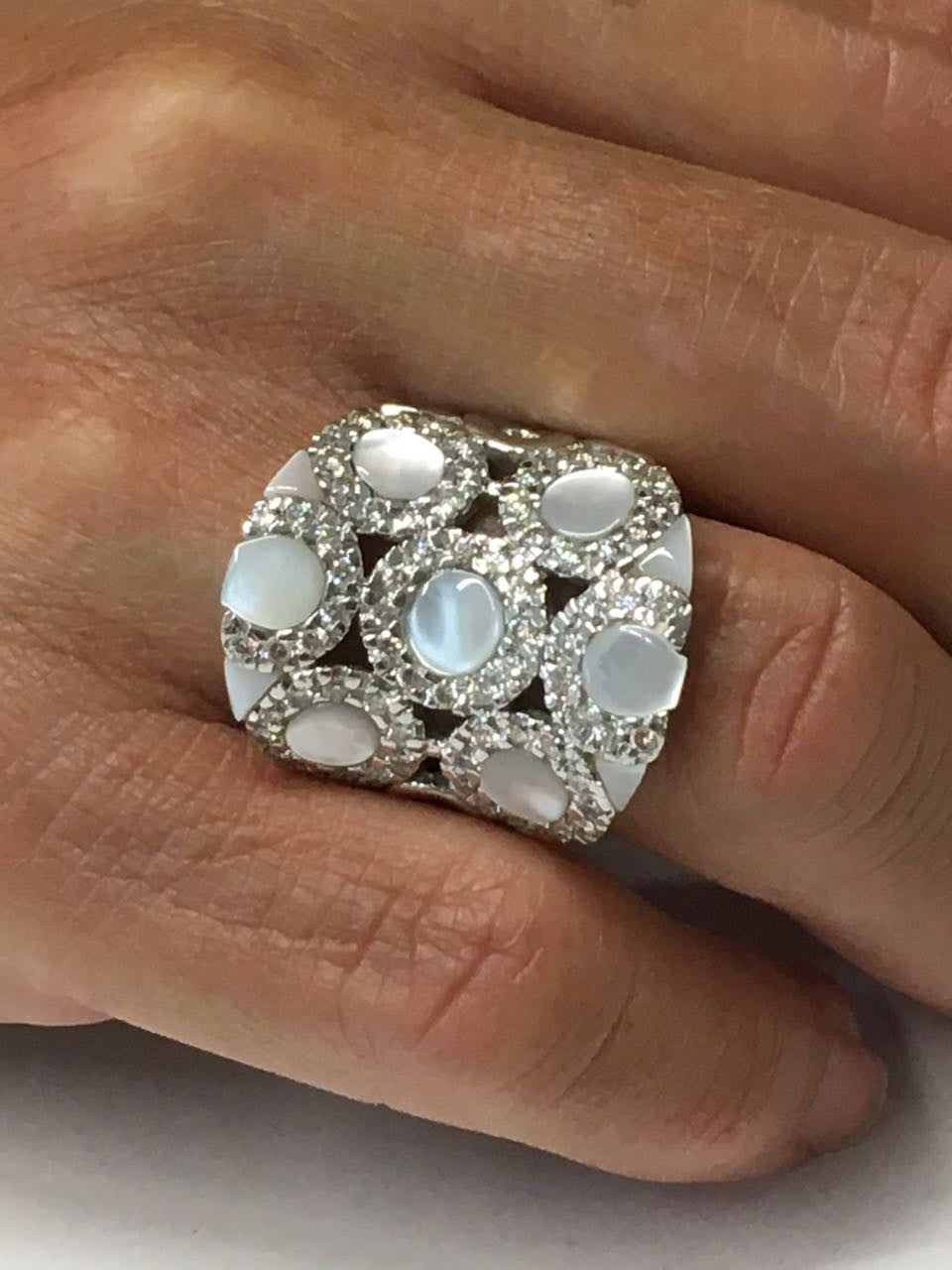 Anillo espectacular oro blanco BIHTER con madreperla y brillantes - Roman Joyero