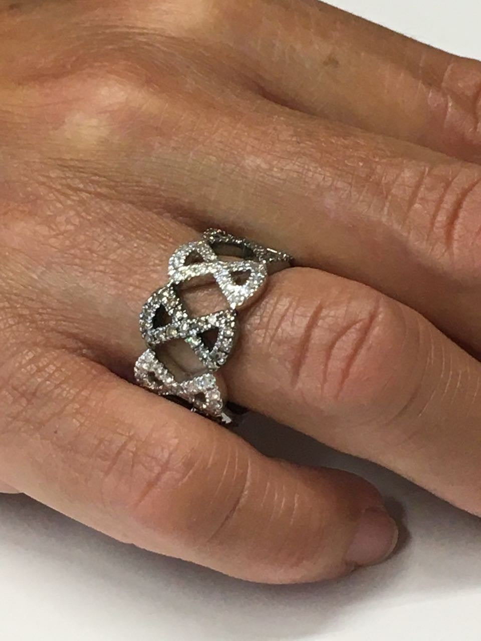 Anillo moderno de oro blanco BASAK con brillantes blancos y marrones - Roman Joyero