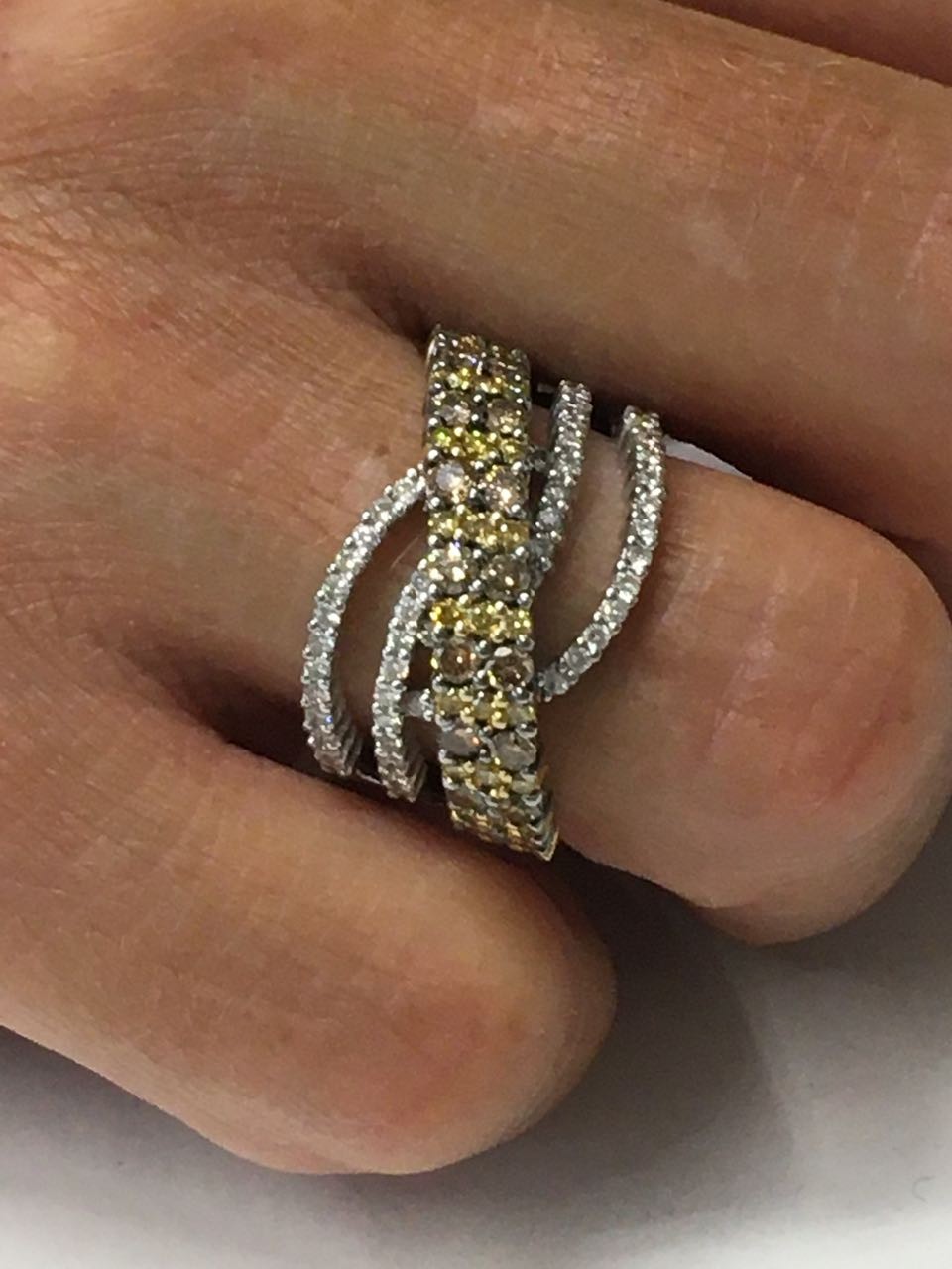 Anillo vanguardista de oro blanco BANU con brillantes multicolor - Roman Joyero