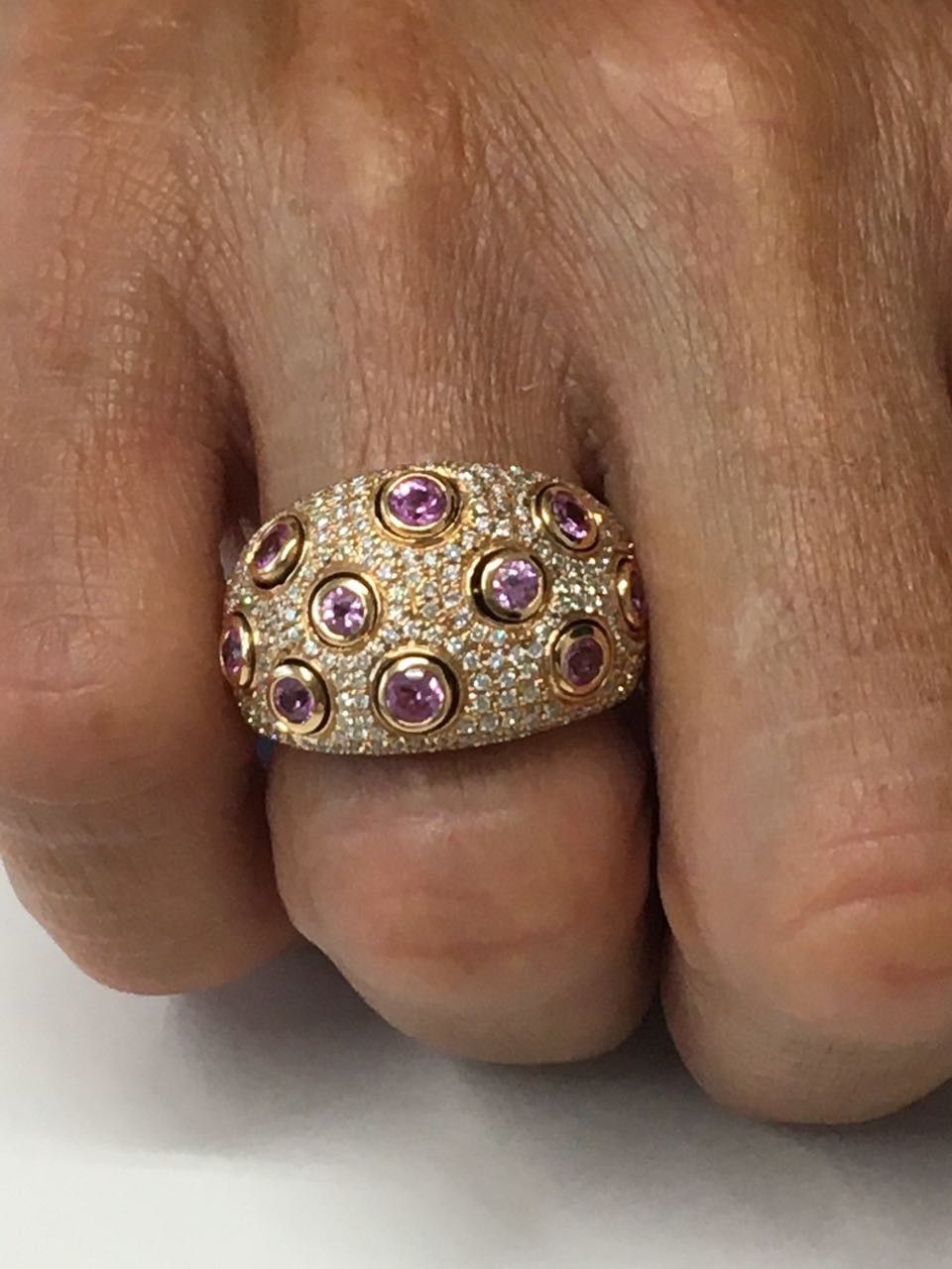 Anillo de oro rosa ARZU con brillantes y zafiros rosas - Roman Joyero