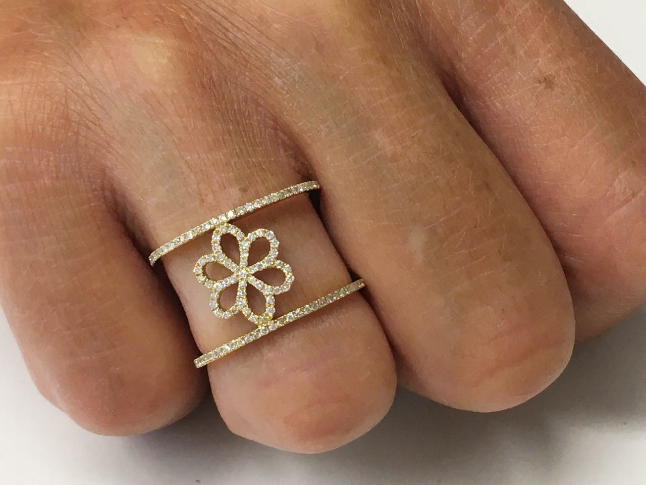 BUMERANG, anillo de oro amarillo con diamantes - Roman Joyero