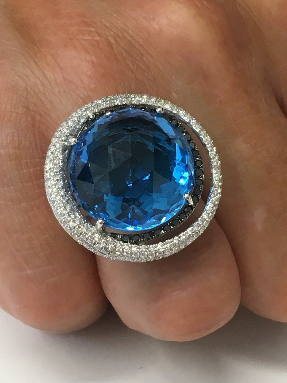 SAMBA, anillo de oro blanco con diamantes blancos y negros y topacio - Roman Joyero