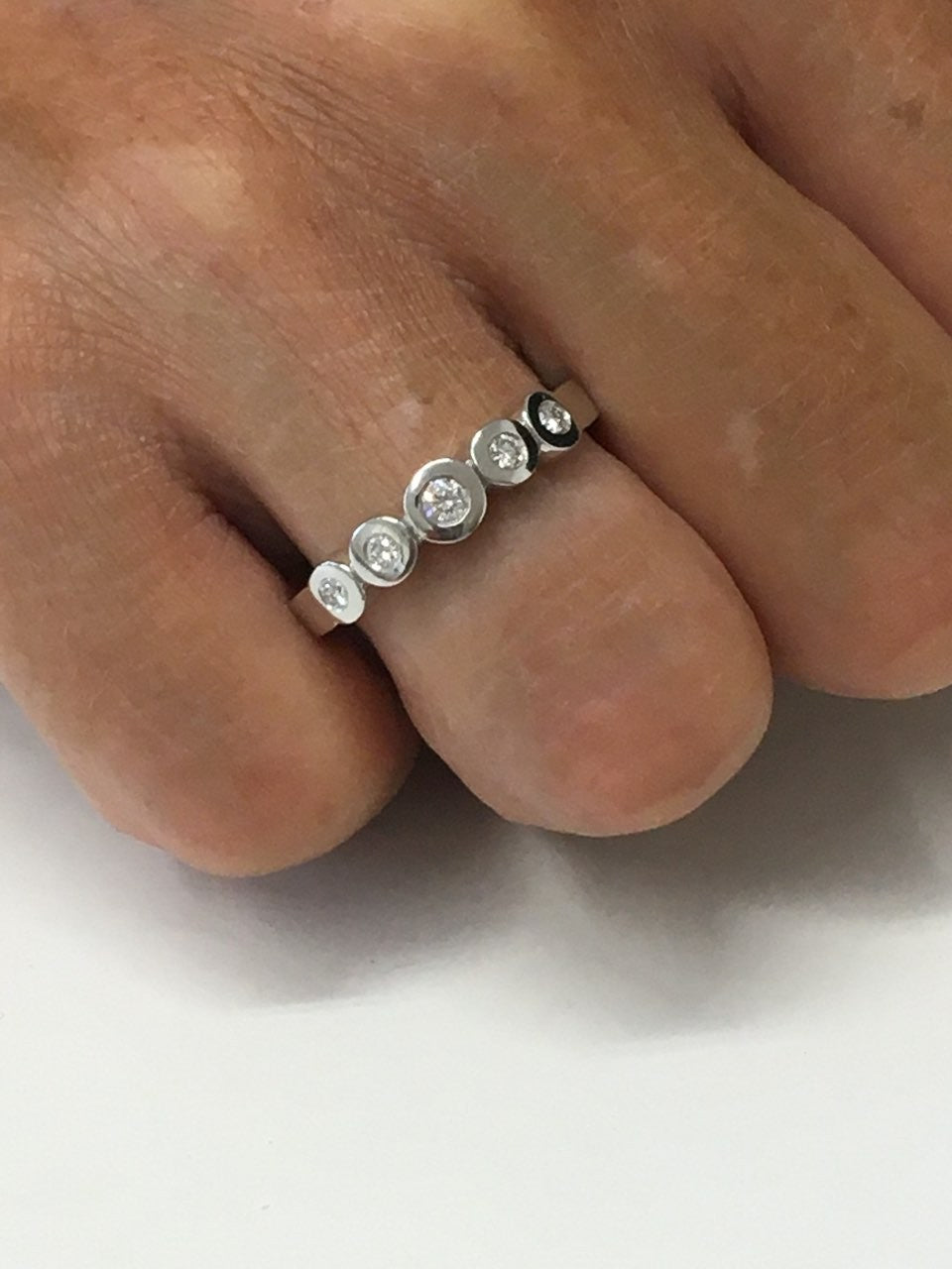 MORELLA, alianza de oro blanco y diamantes - Roman Joyero