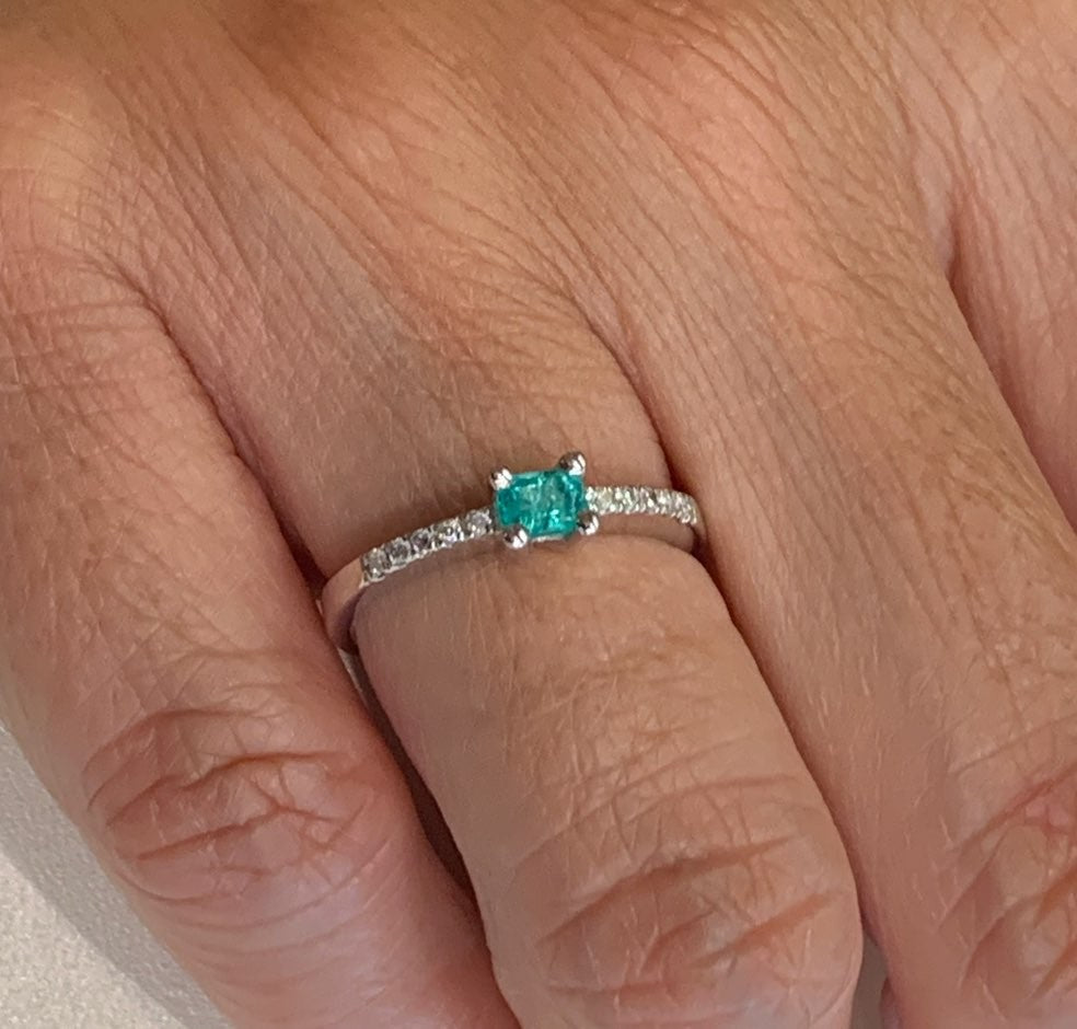Alianza de oro blanco ASUMAN con esmeralda y diamantes - Roman Joyero