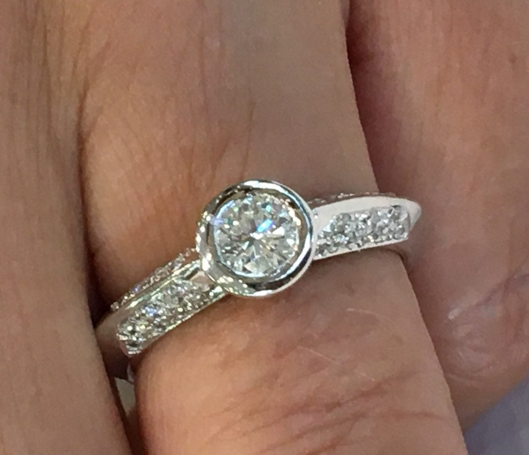 PAMPANEIRA, anillo solitario de oro blanco con diamantes - Roman Joyero