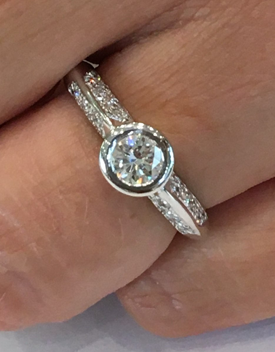 PAMPANEIRA, anillo solitario de oro blanco con diamantes - Roman Joyero