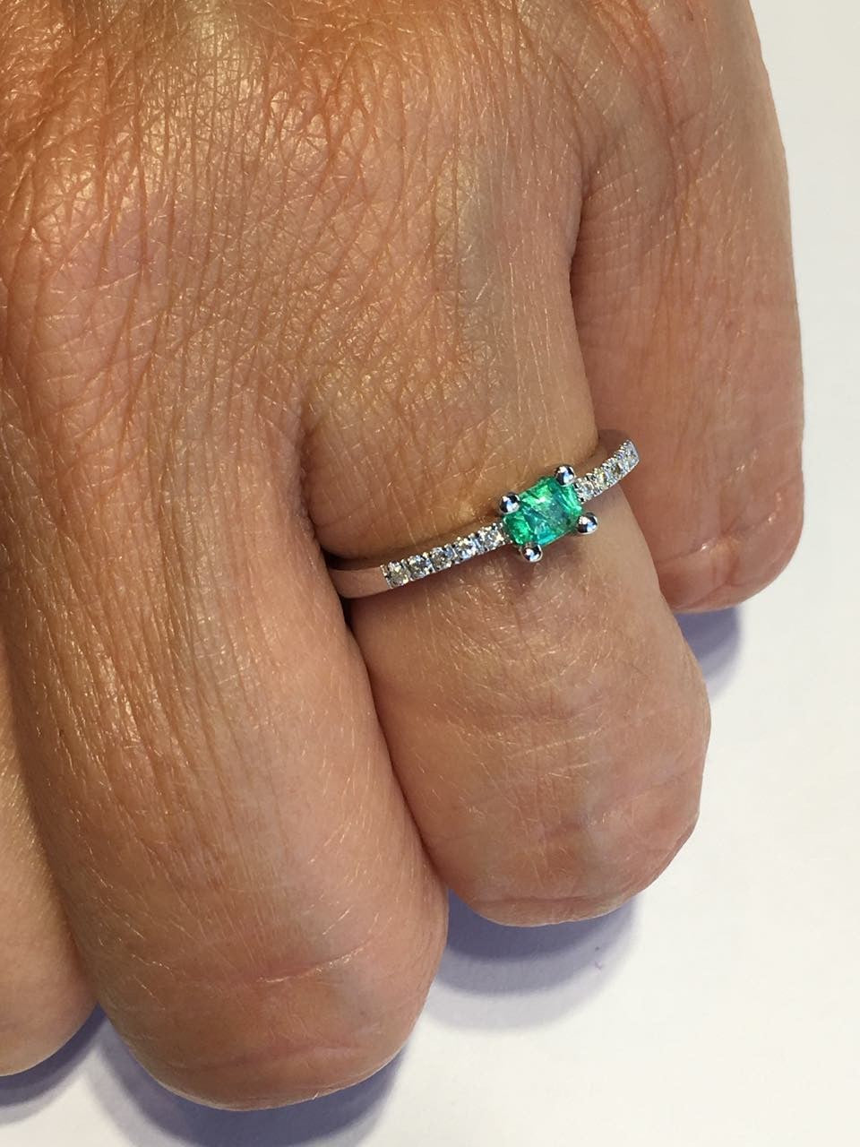 Alianza de oro blanco ASUMAN con esmeralda y diamantes - Roman Joyero