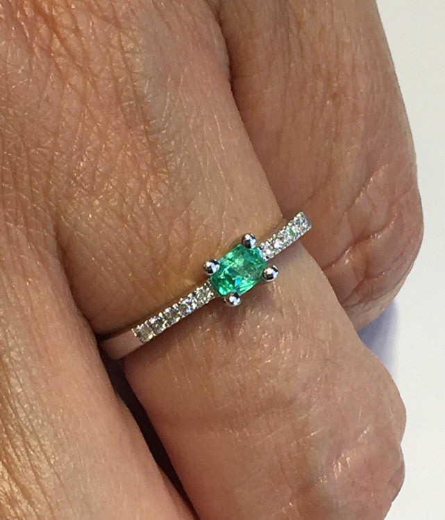 Alianza de oro blanco ASUMAN con esmeralda y diamantes - Roman Joyero