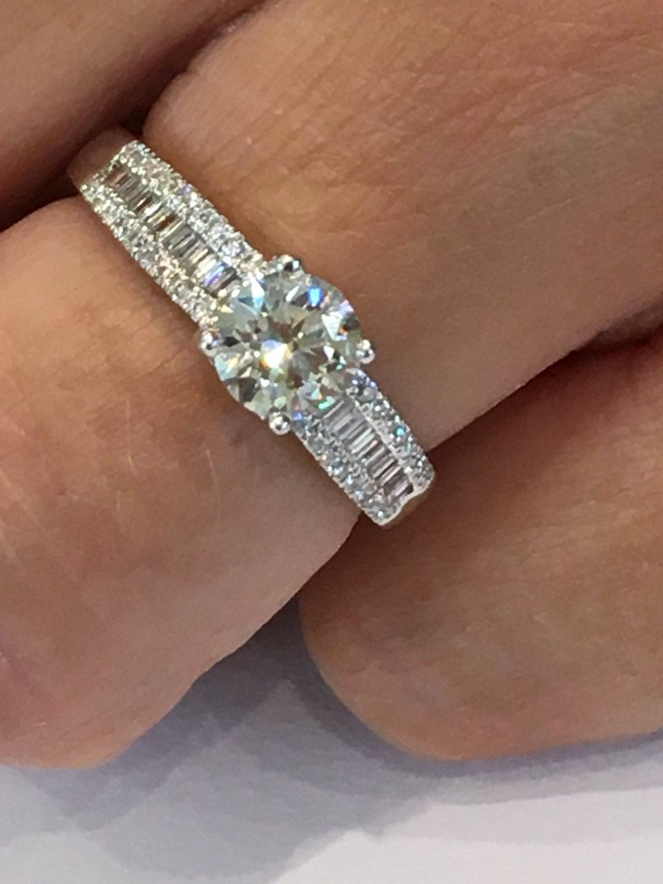 FRIAS, anillo solitario de oro blanco con diamantes - Roman Joyero